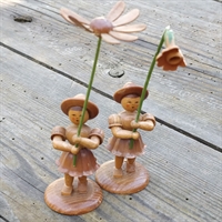 erzgebirge folkekunst naturtræ piger med hatte og blomster i hånd tysk håndarbejde genbrug